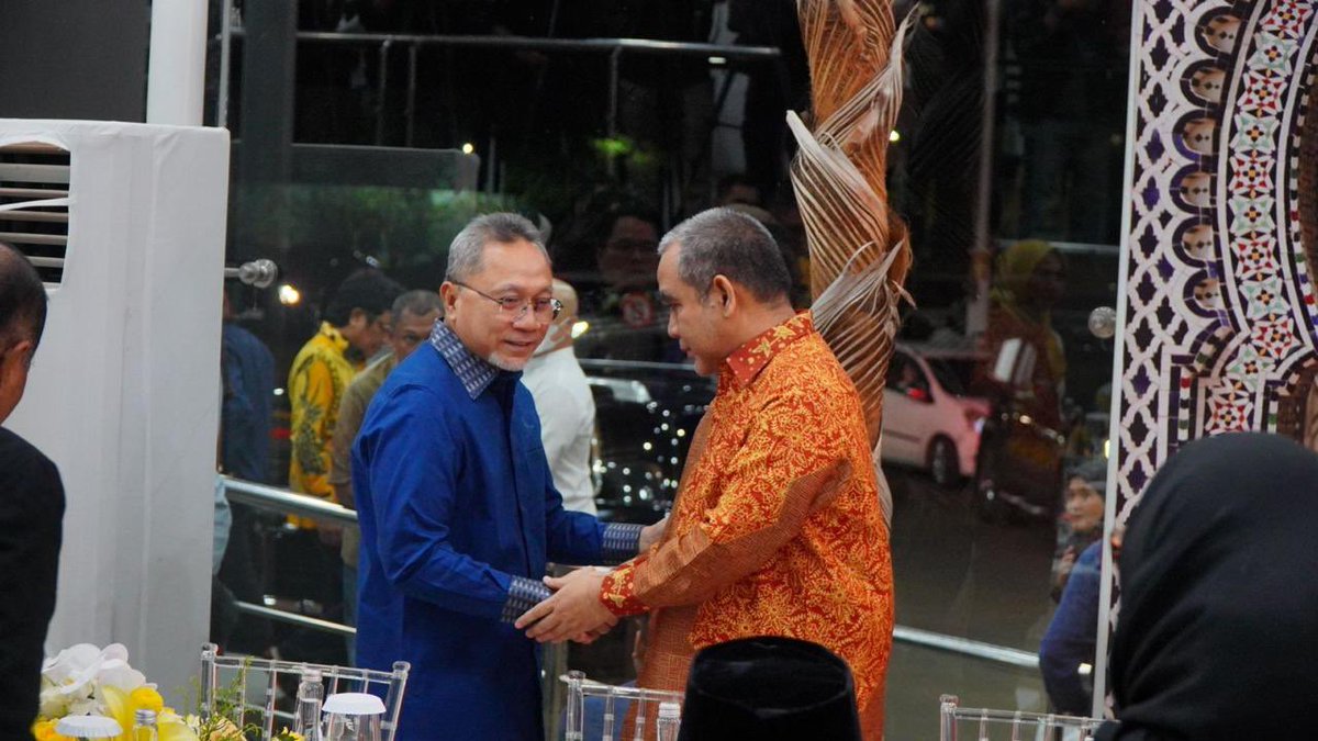 ZULkifli Hasan (@zul_hasan) on Twitter photo Lebaran adalah kesempatan utk membuka diri dan pintu maaf seluas-luasnya. Alhamdulillah tadi malam saya bersama jajaran pengurus PAN menghadiri halal bihalal yg diselenggarakan Partai Golkar
Hidangannya enak, hiburan musiknya top, terima kasih pak <a href="/airlangga_hrt/">Airlangga Hartarto</a> dan <a href="/golkar_id/">Golkar Indonesia</a> Lebaran adalah kesempatan utk membuka diri dan pintu maaf seluas-luasnya. Alhamdulillah tadi malam saya bersama jajaran pengurus PAN menghadiri halal bihalal yg diselenggarakan Partai Golkar
Hidangannya enak, hiburan musiknya top, terima kasih pak <a href="/airlangga_hrt/">Airlangga Hartarto</a> dan <a href="/golkar_id/">Golkar Indonesia</a>