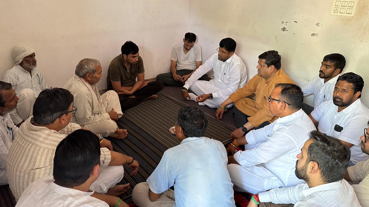 Dchautala's tweet photo. महेन्द्रगढ़ के गांव उन्हानीं के पास हुई स्कूल बस दुर्घटना में जान गंवाने वाले बच्चों के गांव झाडली और धनौंदा में, उनके घर जाकर शौक व्यक्त किया और परिवारजनों का दुःख साँझा किया। https://t.co/qdTL9ITfKp