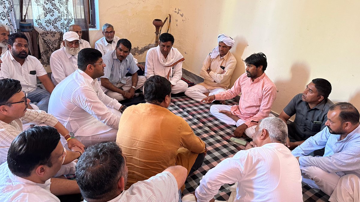 Dchautala's tweet photo. महेन्द्रगढ़ के गांव उन्हानीं के पास हुई स्कूल बस दुर्घटना में जान गंवाने वाले बच्चों के गांव झाडली और धनौंदा में, उनके घर जाकर शौक व्यक्त किया और परिवारजनों का दुःख साँझा किया। https://t.co/qdTL9ITfKp