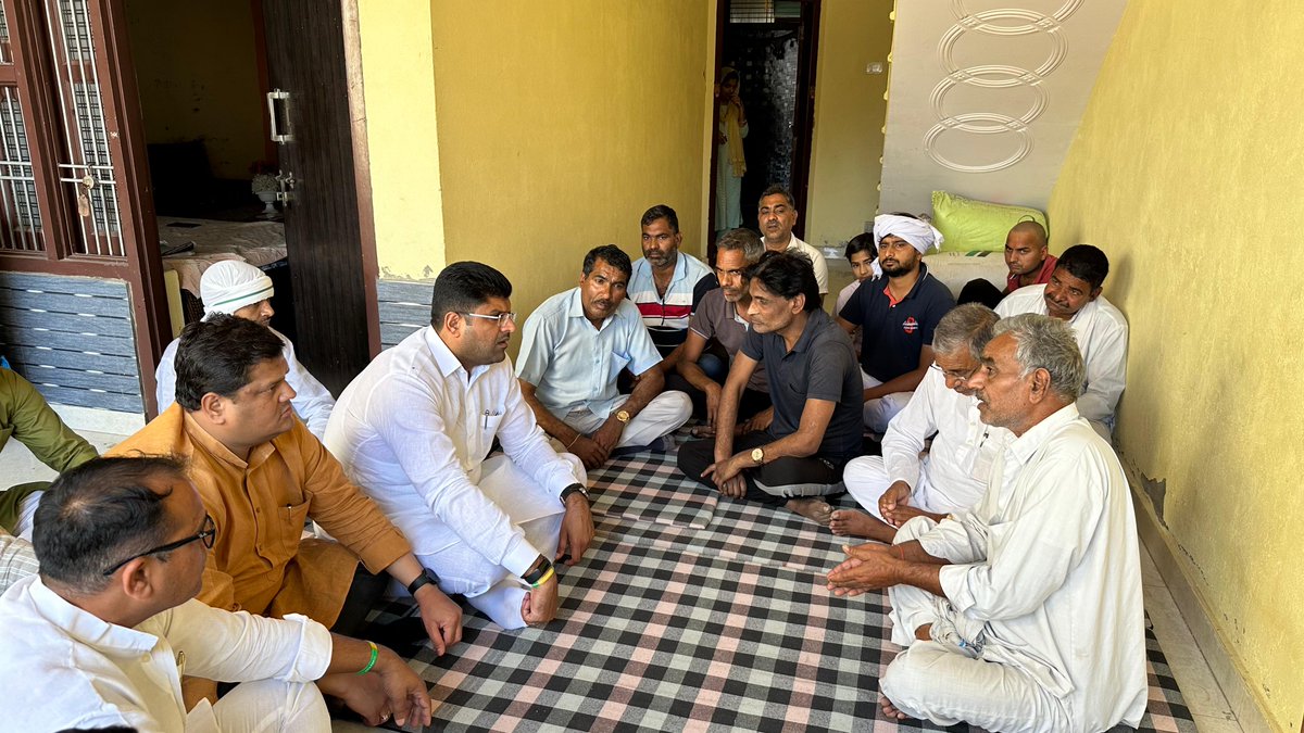 Dchautala's tweet photo. महेन्द्रगढ़ के गांव उन्हानीं के पास हुई स्कूल बस दुर्घटना में जान गंवाने वाले बच्चों के गांव झाडली और धनौंदा में, उनके घर जाकर शौक व्यक्त किया और परिवारजनों का दुःख साँझा किया। https://t.co/qdTL9ITfKp