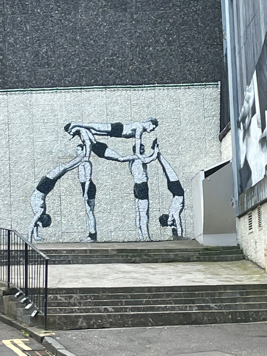 #murals turn buildings from “drab to fab”!Looking forward to the #FShealth conference today @Futurescot_News…..have brought paper and pens! #oldschool
