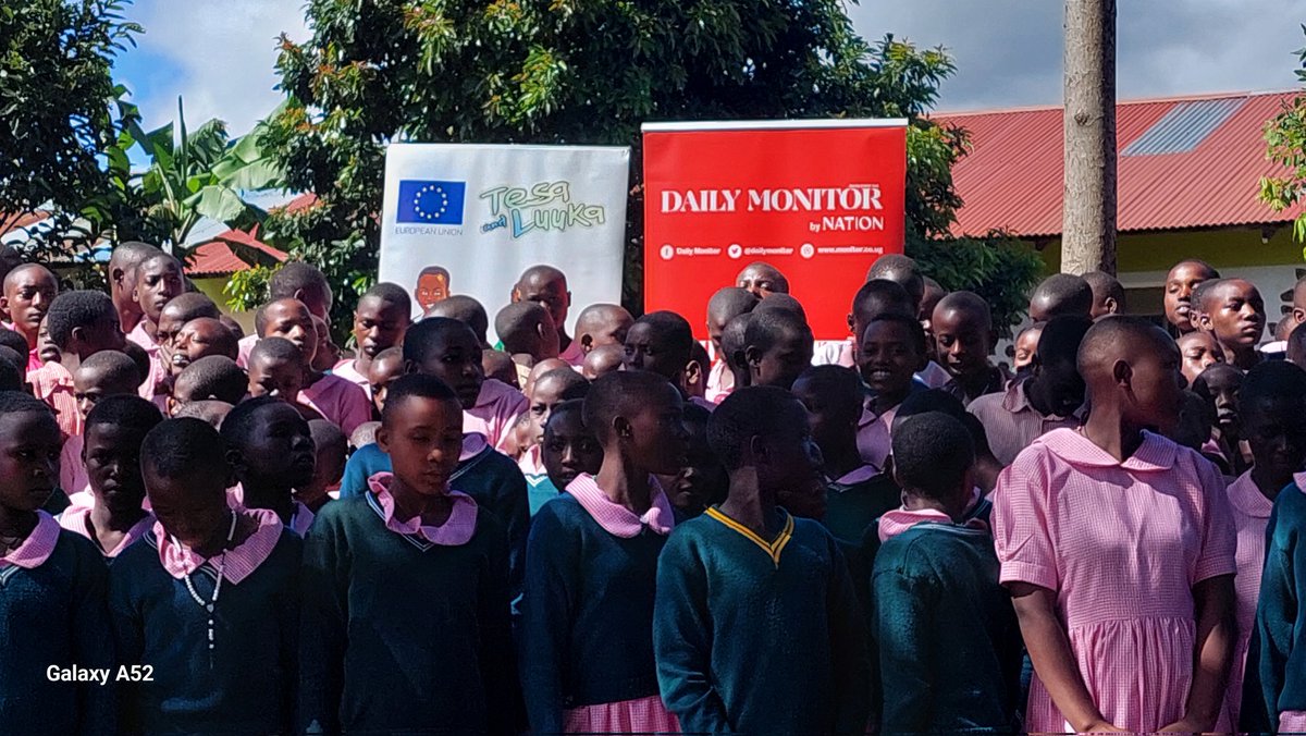 A bright morning in Kisoro as our Deputy Ambassador @GuillaumEUG, Press Officer @Gyezaho join @DailyMonitor and pupils at Gisoro Primary School to launch the 6th edition of our EU comic book #TesaAndLuuka as set in Kisoro.
🇪🇺🤝🇺🇬
#EUandUganda