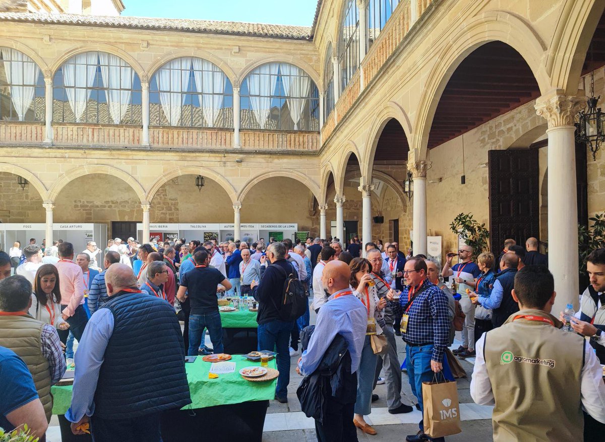 This weekend the Spanish OptiCept team had the pleasure of attending 'The National Congress of Masters of Olive Oil Milling' in Ubeda, Spain.

Thanks to everyone involved!

More about PEF for olive oil:
opticept.se/olivecept/

#PEF #OptiCept #Oliveoil #EVOO #AOVE #Foodtech