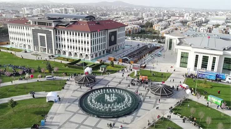 Devasa büyüklükte başkanlık binası nedeniyle gündemden düşmeyen Sancaktepe Belediyesi'nin rekor borcu açıklandı:

'1 Milyar 946 Milyon 726 Bin TL'