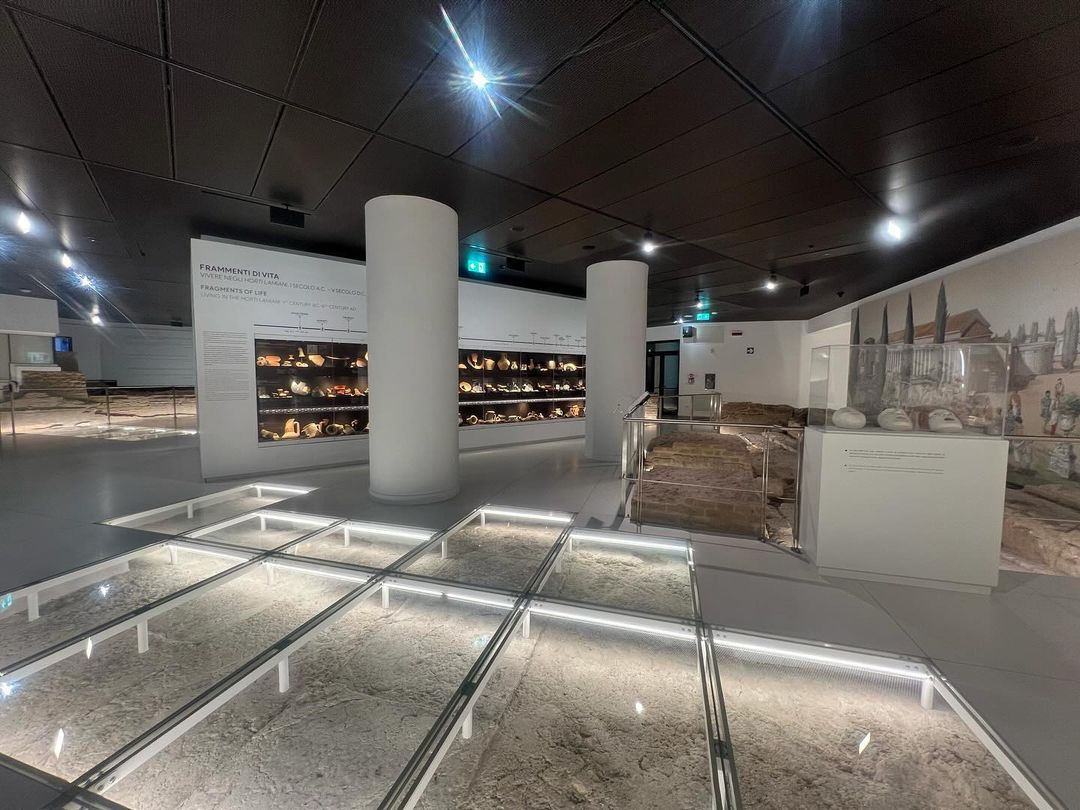 Il Museo Ninfeo, a piazza Vittorio Emanuele, racchiude una straordinaria area archeologica sul luogo della residenza del console Lucio Elio Lamia (inizio del I secolo d.C.), poi di proprietà imperiale. 📌Visitabile su prenotazione 👉turismoroma.it/it/luoghi/muse… #VisitRome