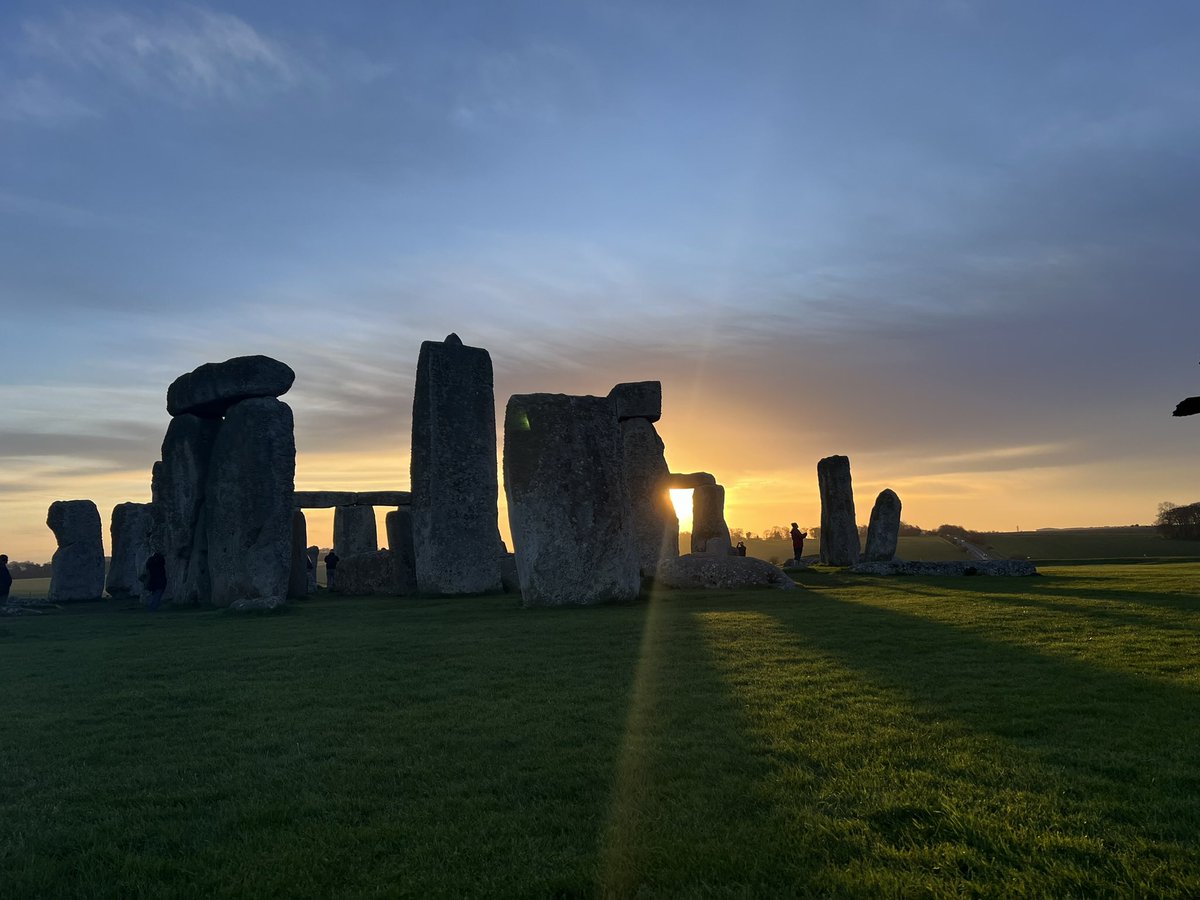 Sunrise at Stonehenge today (16th April) was at 6.09am, sunset is at 8.06pm 🌤️