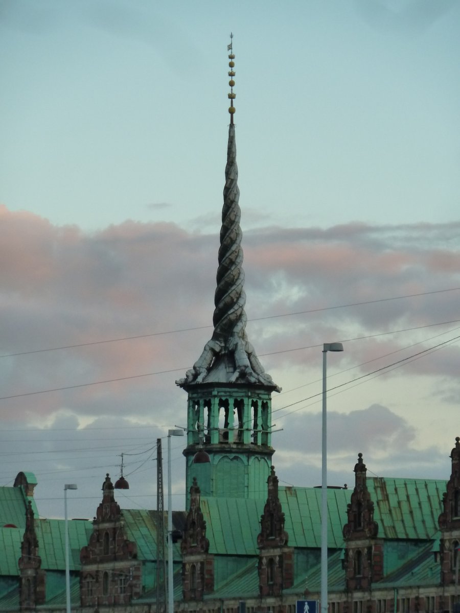 La fameuse flèche en forme de spirale qui se dressait au-dessus de l'ancienne Bourse de Copenhague. Celle qui a chuté ce mardi matin dans un incendie. 'C'est à nouveau Notre-Dame', dit un passant interrogé par la radio danoise (j'avais pris cette photo en 2015) 🇩🇰
