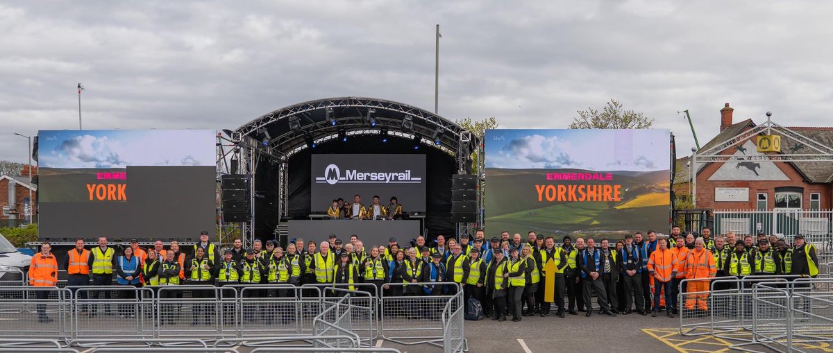 Love this photo from @alstirlingUK of the team at Aintree. Security, @BTPMersey, @BTPDogs. It was taken a little after 3:30pm. Everyone was in the racecourse and the team were catching their breath.