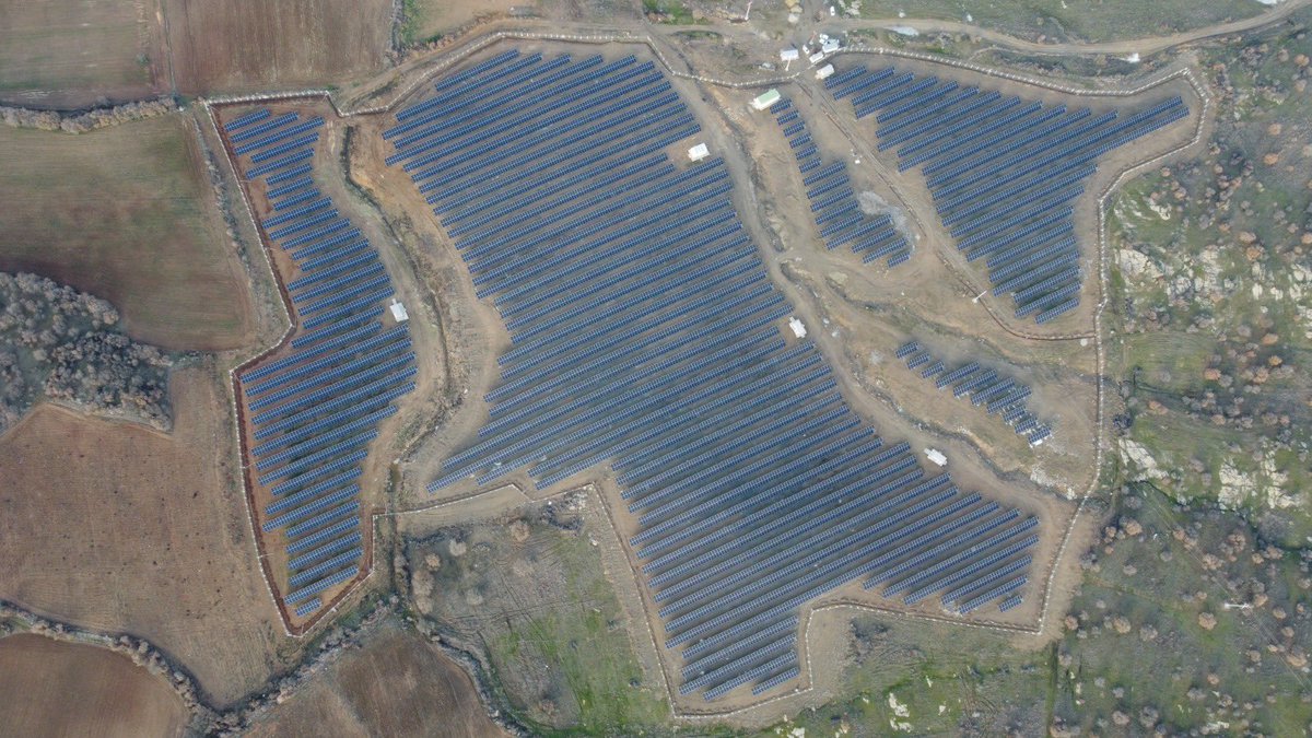 CW Enerji olarak bir firmamız için Uşak’ta yer alan bir arazi üzerine 8042,02 kWp kapasiteli güneş enerjisi santrali kurulumunu tamamladık. Güneş panellerimiz sayesinde firma yılda yaklaşık 6.049.368 kg karbon salımının önüne geçecek ve 913 ağacın kurtarılmasını sağlayacak