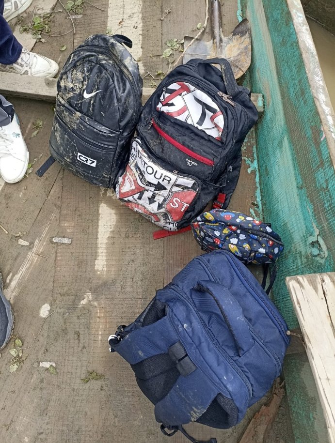 The school children dead body and school bag of  children who left home for school and never come back. 😭😭
#Srinagar #JhelumRiver