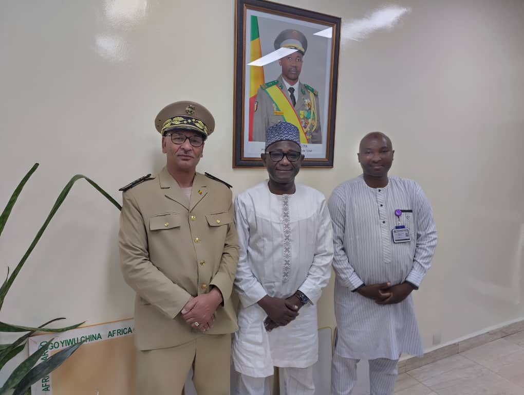 "Rencontre fructueuse entre le DG de l'INPS, M. Ousmane Karim Coulibaly, et le Gouverneur de Kidal, le Général El Hadj Ag Gamou. Une étape importante dans la collaboration pour relever les défis sociaux de la région. #INPS #Kidal #Mali 🤝"