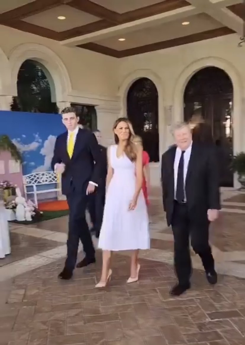 wheyh's tweet photo. #トランプ前大統領 の息子 #バロン・トランプ の身長がどう見ても2m 10cmは優にありそう!母親の #メラニア・トランプ が180cmらしいけどヒール履いても肩を少し超えるくらい。トランプ前大統領が191cm。巨人だ。#210cm https://t.co/hydkbvDcm3