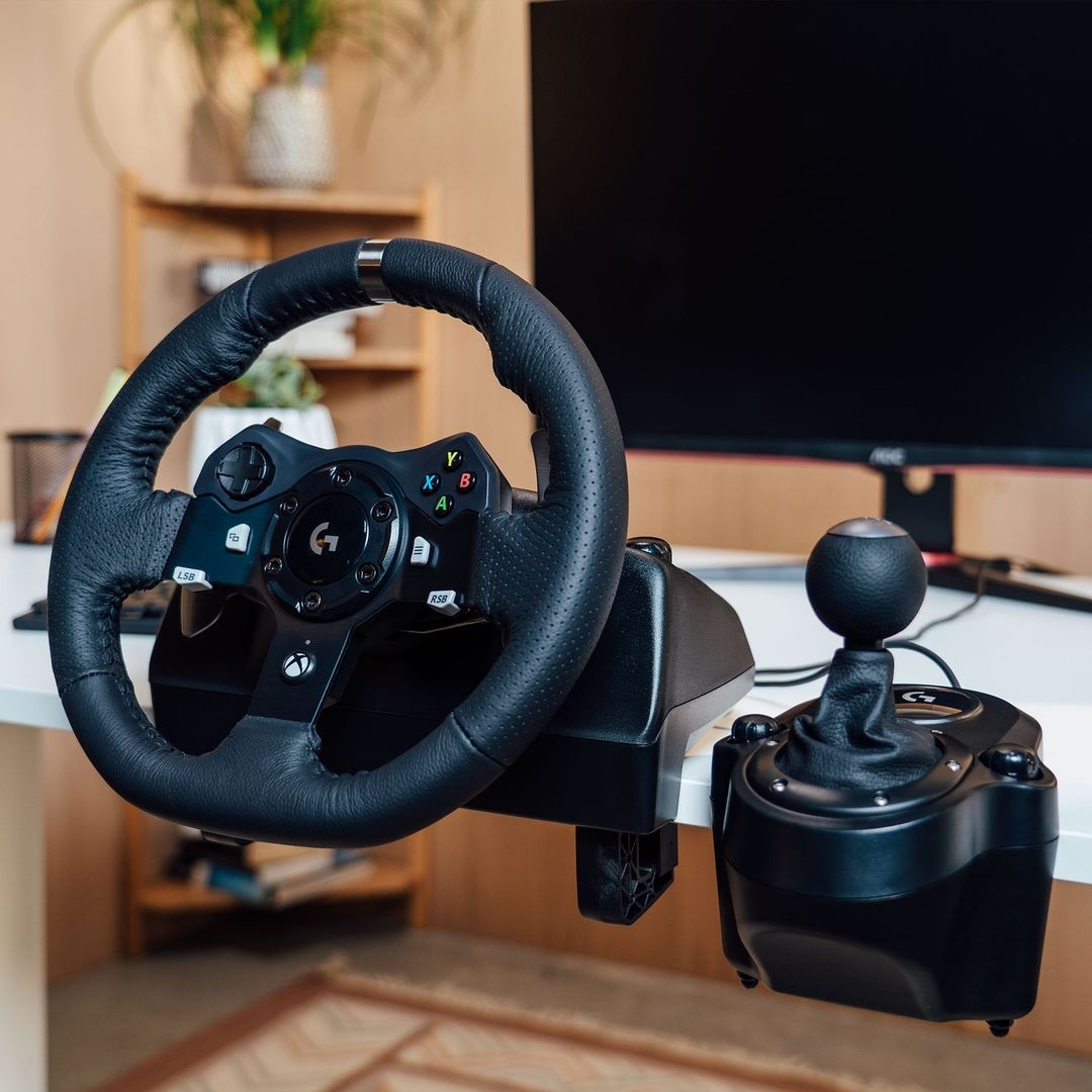 Nail your twists and turns with the #G920 Racing Wheel and Driving Force Shifter. 🏎