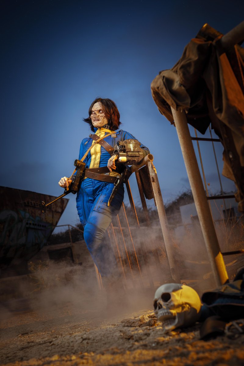bethesda_ESP's tweet photo. Una moradora del refugio que ya no tiene que preocupar por los niveles de radiación ☢️ 

Así de impresionante es este cosplay de @shinorisucos y @AxelNova9 📸 con @bethesda_it 💙 https://t.co/SpsVd43Gst