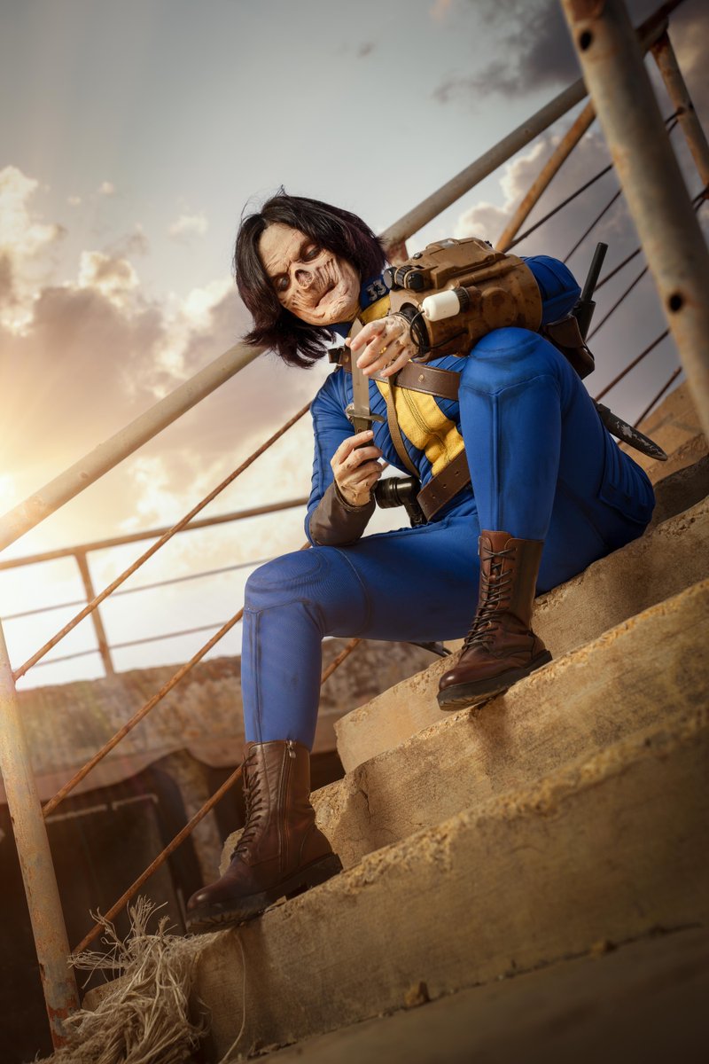 bethesda_ESP's tweet photo. Una moradora del refugio que ya no tiene que preocupar por los niveles de radiación ☢️ 

Así de impresionante es este cosplay de @shinorisucos y @AxelNova9 📸 con @bethesda_it 💙 https://t.co/SpsVd43Gst