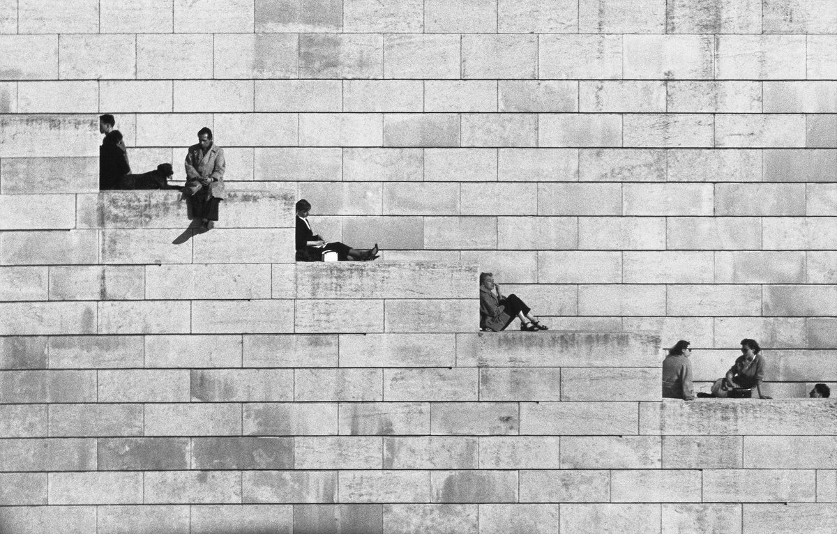 #fotodelgiorno: Robert Doisneau. La diagonale des marches. Paris, 1953