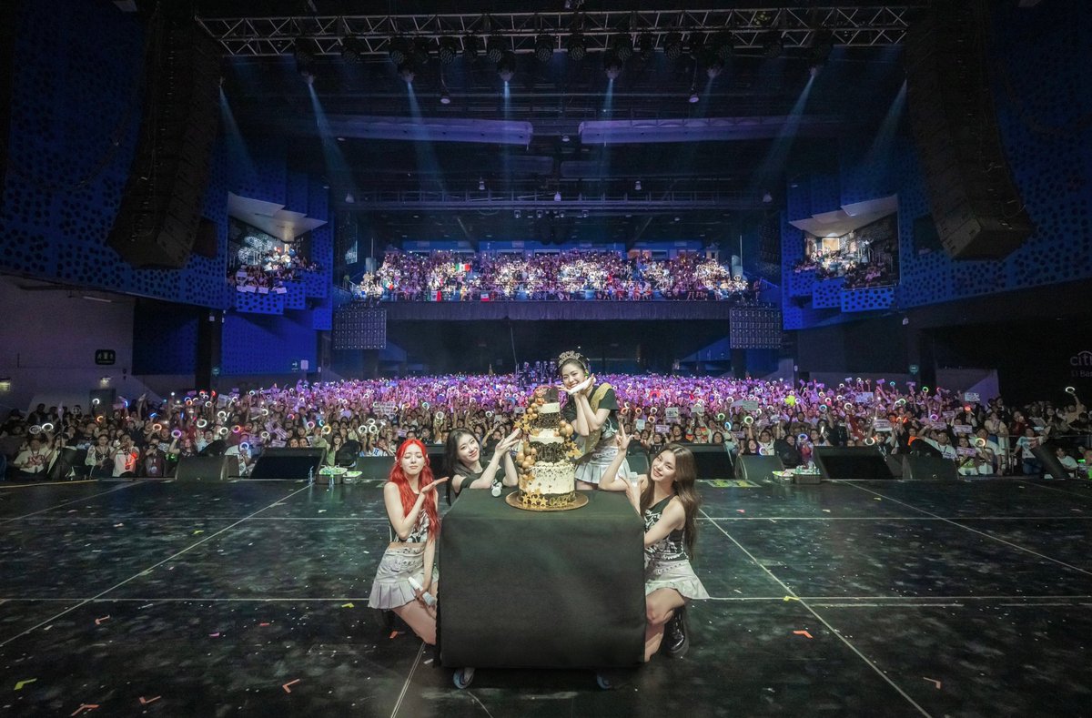 ITZYofficial's tweet photo. ITZY 2ND WORLD TOUR <BORN TO BE> in #MEXICOCITY

Vamos Mexico!! Muchas gracias por una noche increíble❤

#ITZY #MIDZY @ITZYofficial
#ITZY_BORNTOBE 
#ITZY_WORLD_TOUR https://t.co/rusz7v3O3g