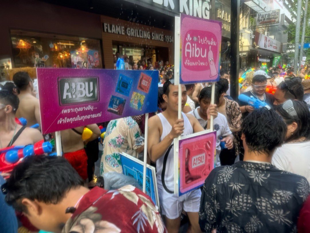 biggestlink's tweet photo. Soft power of thailand 🇹🇭
ถุงยางแจกฟรี พร้อมขึ้นงานเลย ☺️ @aibu_condom
#สงกรานต์2567 #สีลม
#Songkran #thailand https://t.co/yqKpJmfbSx