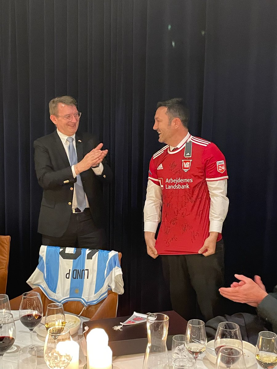 Der var F-16, fodboldsnak og god stemning, da @troelslundp mødtes med den argentinske forsvarsminister, @luispetri, i aftes ⚽️✈️ Salget af de danske F-16 til Argentina styrker både samarbejdet og venskabet mellem vores to lande 🇦🇷🇩🇰