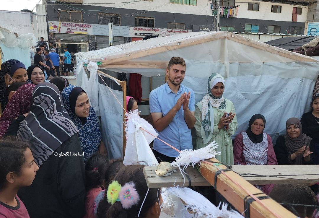 🔴❤️Two Palestinians get married and have their wedding ceremony in front of the displacement and shelter tents in Deir al-Balah in the central Gaza Strip. ☺️☺️☺️