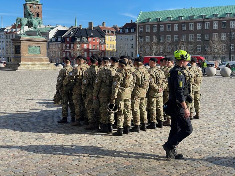 Livgarden er til stede ved Børsen og hjælper med redning af værdier under ledelse af <a href="/HBeredskab/">Hovedstadens Beredskab</a> #politidk