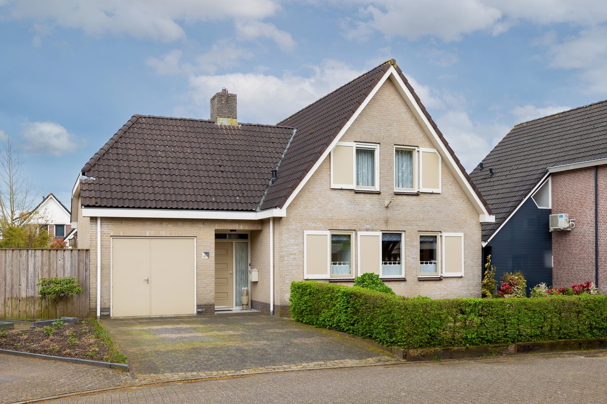 Sneak preview! Pimpernel 12 te #Wijhe. 
Deze vriendelijke woning is in 1990 gebouwd met inpandige garage. De mooie ligging aan de Zandwetering geeft vrijheid, rust en ruimte. Meer info morgen op; hannink.nl