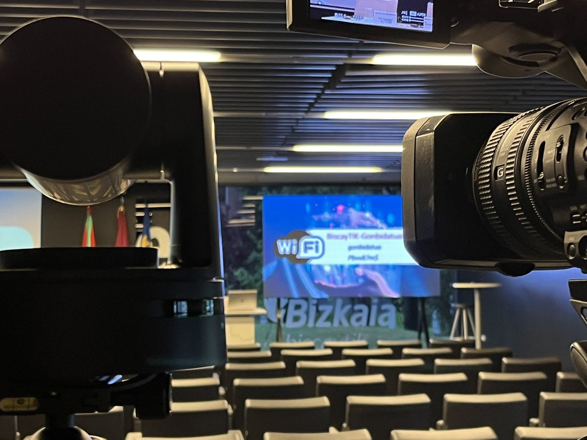 InKomunikazioa's tweet photo. Toki administrazioari eta datuen babesari buruzko VIII. Jardunaldi irekiaren streaming ekoizten ari gara.
Datuak Babesteko Euskal Agintaritzak, BiscayTIKekin eta Bizkaiko Abokatuen Elkargoarekin batera, antolatu du saioa Getxoko BiscayTIKen egoitzan.
#komunikazioa #inkomunikazioa https://t.co/fHRcQAcvY1