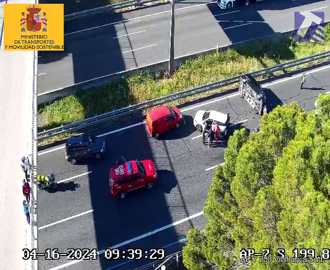 🔴AP-7 tallada a #VilafrancaDelPenedès PK 200 -> Tarragona, per accident
⚠️Han topat 3 vehicles, un turisme ha bolcat. Una persona ha quedat afectada. Hi estan intervenint @bomberscat i @mossos 
🚘4 km de cua
➡️Alternativa: N-340 a Vilafranca Nord
#equipviari