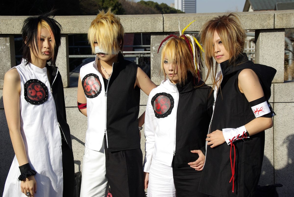 TokyoFashion's tweet photo. This is what the famous Jingubashi Bridge in Harajuku looked like every weekend in the 2005-2010 era. We met and photographed so many visual kei kids cosplaying as various members of GazettE during those times. 🖤🖤🖤🖤 https://t.co/EtuRunBMH0