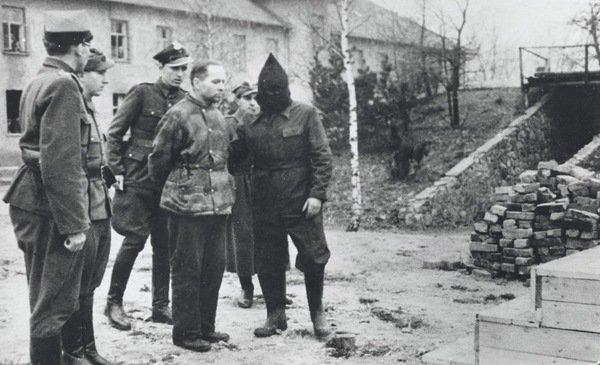 16 April 1947 | SS-Obersturmbannführer Rudolf Höss, the first commandant of the German Nazi camp #Auschwitz was executed by hanging after he was sentenced to death by the Supreme National Tribunal in Warsaw.  

[THREAD]