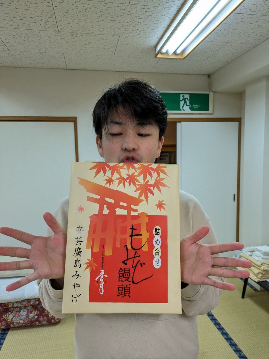 2024SilverFox's tweet photo. #69 遠山貴大(新4年・吉田高・経済・DF)
溢れ出るエナジーでチームを鼓舞する最恐DF。彼の雄叫びは自チームを奮い立たせ、相手チームを萎縮させる。そんな彼は素直で正直者すぎるあまり後輩に怖がられることも...？
#好きの反対は無関心 #エナジー #沼男 
#春から金大 https://t.co/YphOoevXQ0