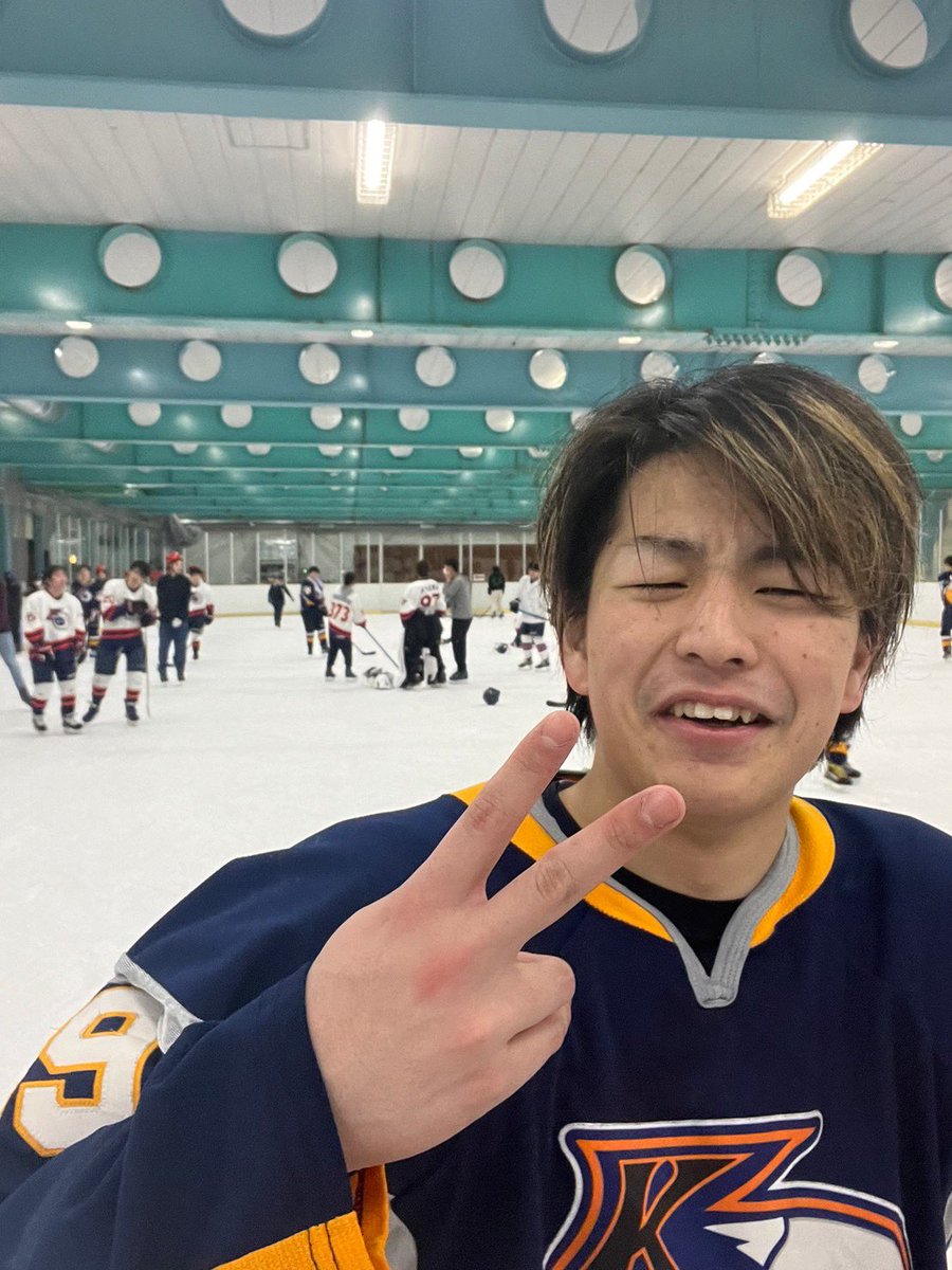 2024SilverFox's tweet photo. #69 遠山貴大(新4年・吉田高・経済・DF)
溢れ出るエナジーでチームを鼓舞する最恐DF。彼の雄叫びは自チームを奮い立たせ、相手チームを萎縮させる。そんな彼は素直で正直者すぎるあまり後輩に怖がられることも...？
#好きの反対は無関心 #エナジー #沼男 
#春から金大 https://t.co/YphOoevXQ0