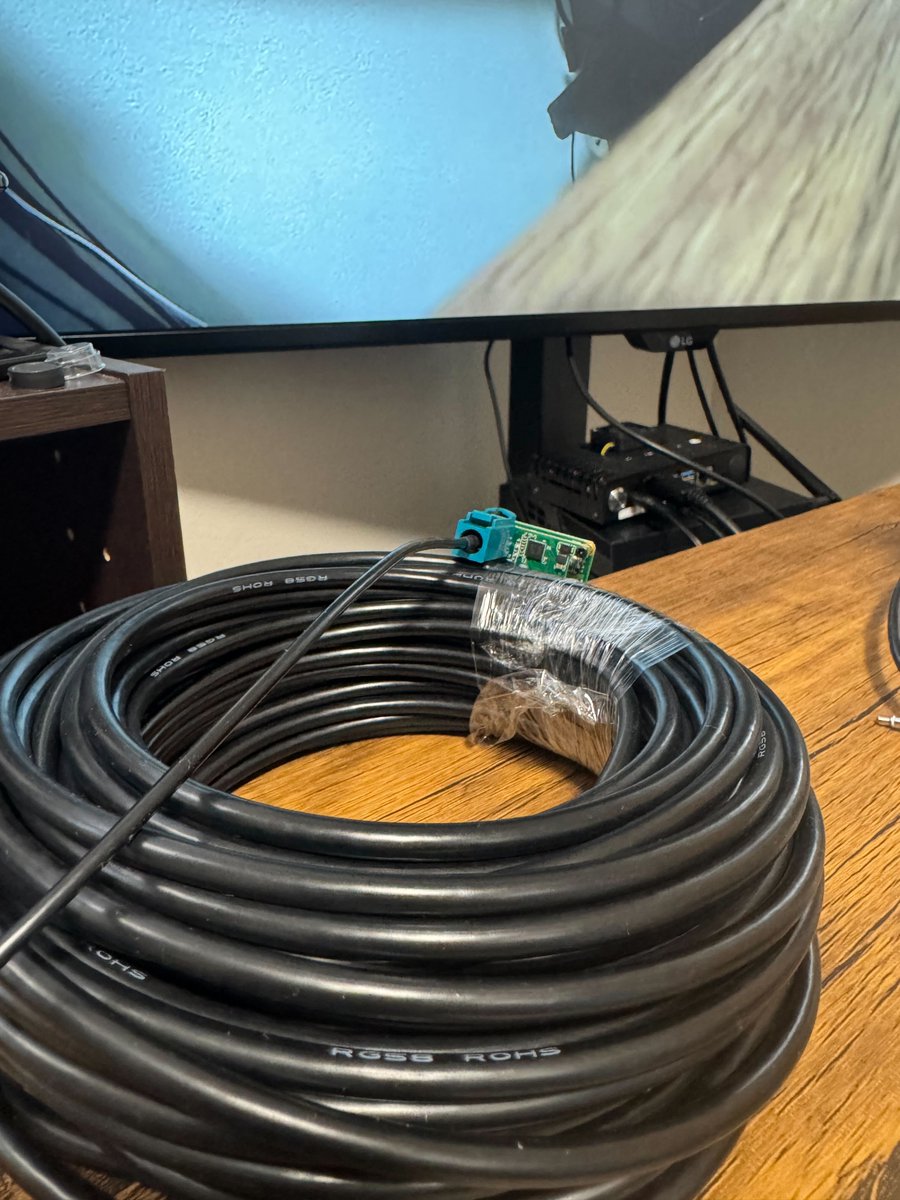 rocs_lab's tweet photo. 20mのfakra ケーブルで動作確認できた！
- カメラ
- FPLINK III シリアライザ、デシリアライザ
- ケーブル
で5万くらいなので、2個使っても10万で収まりそう
大きな重機や可動部にカメラつけるとなると20mは必要で、USBカメラでは厳しいのでこれはいいぞ、、 https://t.co/DzJvXKrtx6
