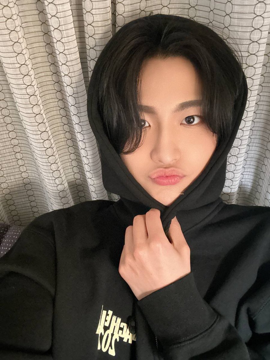 Ну какой же он булка 🥰
Вот пришел тут утром, такой весь уютный и милый 🥹