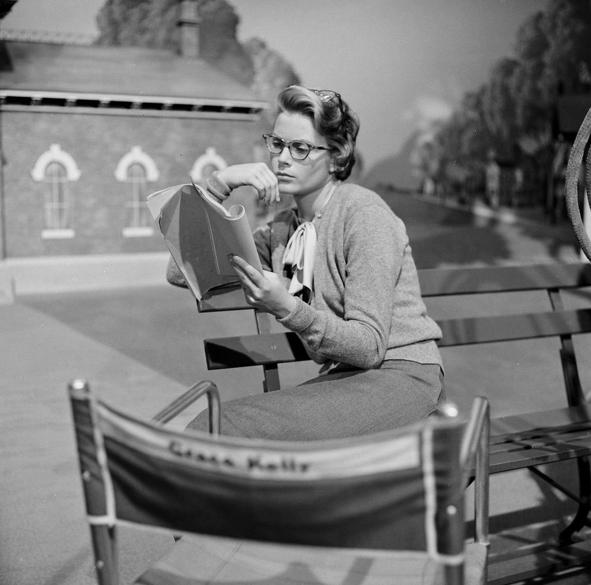 Martedì! Grace Kelly legge il copione durante una pausa sul set di The country girl, 1954 Ph Ed Clark/LIFE Picture Collection