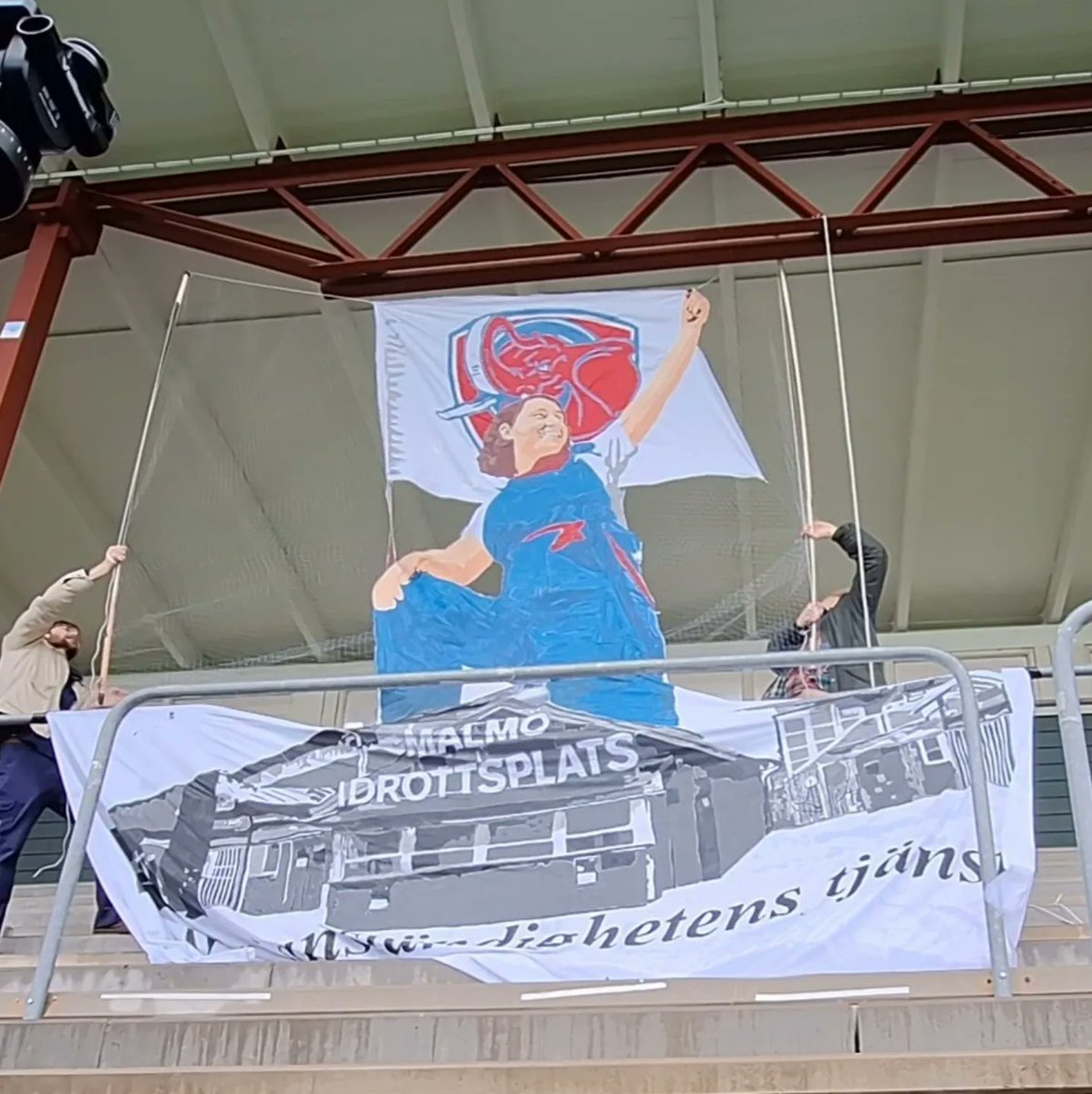 ForzaRosengard's tweet photo. Vårt tifo på premiären i söndags. Tyvärr fick vi ingen snygg bild pga sämst så kastar in en bild från när vi testkörde i fredags. Tänk vad tre personer kan skapa tillsammans. #fcrosengård #damallsvenskan https://t.co/Q1sqoYxxI2