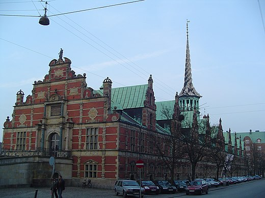 Ah zo jammer. 'Børsen', de beurs van Kopenhagen tot 1974, was een van de mooiste voorbeelden van de 'Nederlandsk renæssance' in Denemarken. Stond er al sinds de jaren 1620. Wat een verlies. da.wikipedia.org/wiki/Nederland…