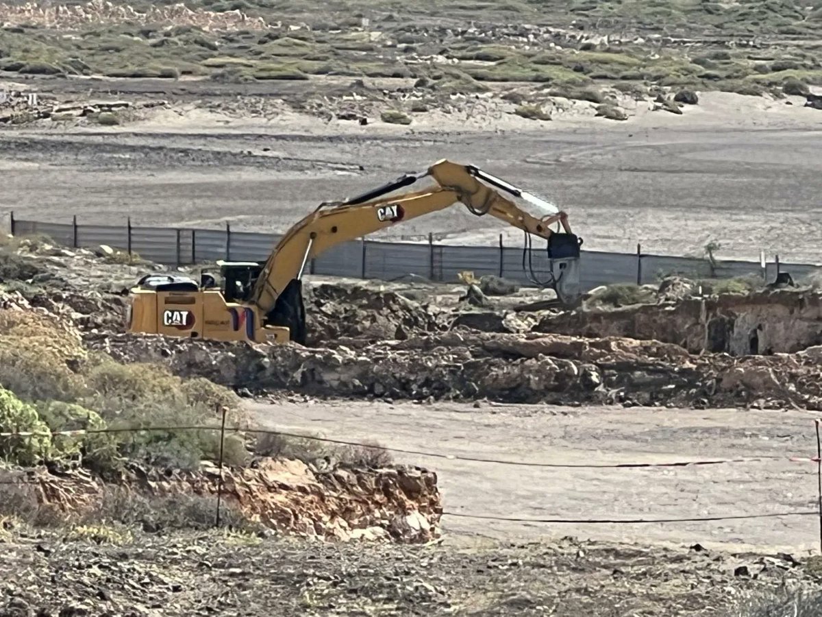 salvartejita's tweet photo. 🔈⚠️🔈⚠️🔈⚠️
16-4-2024.

Desde el lunes 15/04 por la mañana Viqueira retiró las palas de la obra. Hoy han vuelto a media mañana y están destruyendo lo que queda de pasillo dunar, incluso sectores donde no hay proyectado edificaciones.
Sigue hilo 🧵
. https://t.co/N7lKwS2Zsn