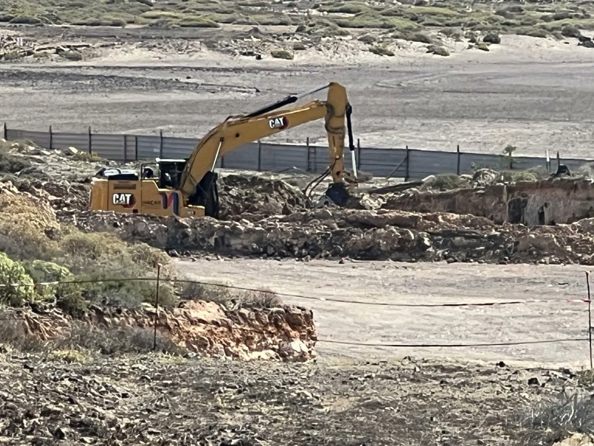 salvartejita's tweet photo. 🔈⚠️🔈⚠️🔈⚠️
16-4-2024.

Desde el lunes 15/04 por la mañana Viqueira retiró las palas de la obra. Hoy han vuelto a media mañana y están destruyendo lo que queda de pasillo dunar, incluso sectores donde no hay proyectado edificaciones.
Sigue hilo 🧵
. https://t.co/N7lKwS2Zsn