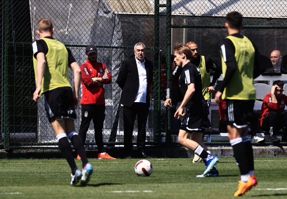 Samet Aybaba: Beşiktaş'ın sistemi ve oyun düşüncesi belli. Çok koşan, rakip alanda etkili olan, büyük takım gibi oynayan ve oyunu yöneten bir takım. Bunlara uyan bir teknik adam arıyoruz.