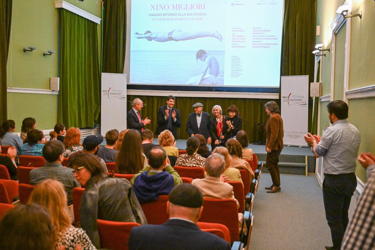 Grande successo ieri a Budapest per la proiezione del mio film “Nino Migliori. Viaggio intorno alla mia stanza” e l’inaugurazione della mostra “Oltre lo specchio” dedicata a Nino Migliori e a cura di Elisabetta Sgarbi e Marina Truant, in collaborazione con @LaMilanesiana.