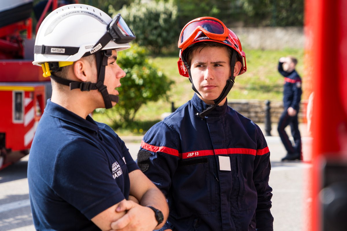 Pompiers_13's tweet photo. [#MardiChiffré]

Ce week-end, le CIS #Concors a servi d'écrin à une belle journée d'échanges et de cohésion entre 1️⃣2️⃣ @JSP_Pompiers13 et 1️⃣3️⃣ jeunes @MarinsPompiers 🤝 

Au programme notamment : manœuvres avec la grande échelle et acculturation à l'environnement #pompiers 🚒 https://t.co/PKpf1AYQbR