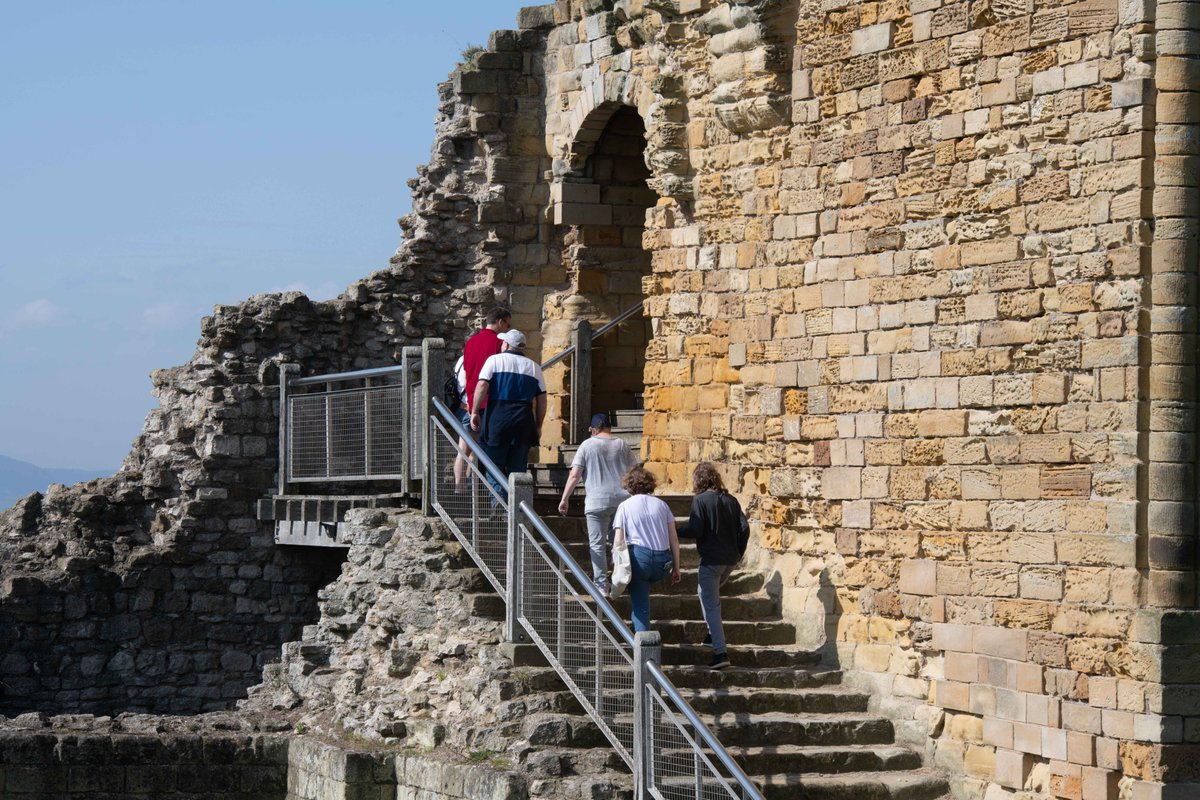 Join us at @EH_Scarborough on Sun 28 April for a thrilling FREE Residents' Day🏰 Explore our coastline's wonders with #WildEye, spot marine life with @SeaWatchersUK, discover fossils with geologist Stuart Swan, & enjoy guided tours by @EnglishHeritage 🌊👇 eventbrite.co.uk/e/residents-da…