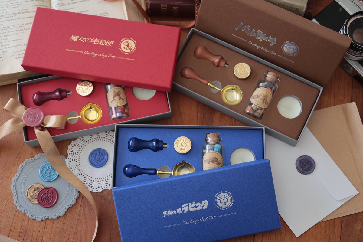 ghibli_dongurep's tweet photo. ⭐️新商品⭐️
 
スタジオジブリ作品の
シーリングスタンプが登場✨
 
蝋を溶かして作り出す味わい深いワックス。🕯️
初心者の方でも楽しめるよう、必要な道具と説明書がセットになっています。
箔押しの上品なギフトボックス入り🎁
 
#どんぐり共和国 https://t.co/SgfnC05bw1