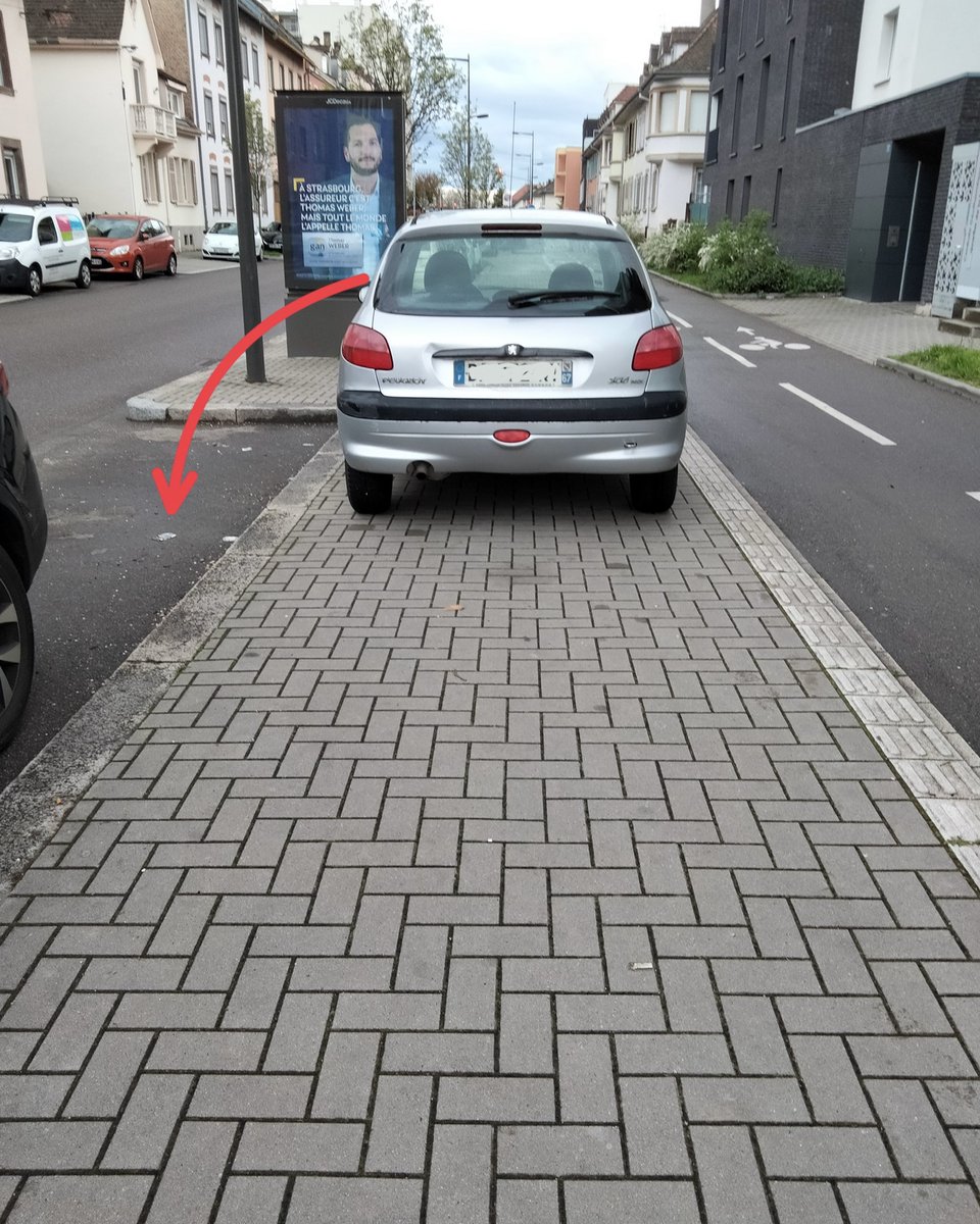 «Je me demandais si j’avais besoin de changer ma 206 pour un SUV pour me garer sur le trottoir plutôt que sur la place à côté, et la réponse est non»

📍 Rue Jacob

R417-11 Stationnement très gênant, amende de 4ème classe, 135€

#GCUM #Cronenbourg #Strasbourg #ImpunitéAutomobile