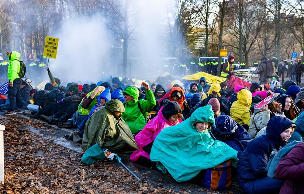 Verder moet Nederland garanderen dat er geen waterkanonnen meer worden ingezet tegen vreedzame demonstranten. [6/8]