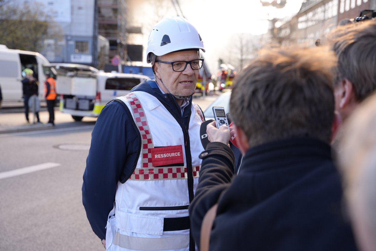 “Vi er dybt berørte. Brænden begyndte 7.30, og vi er stadig i gang med at redde alt, der reddes kan,” siger direktør @MortenLangager