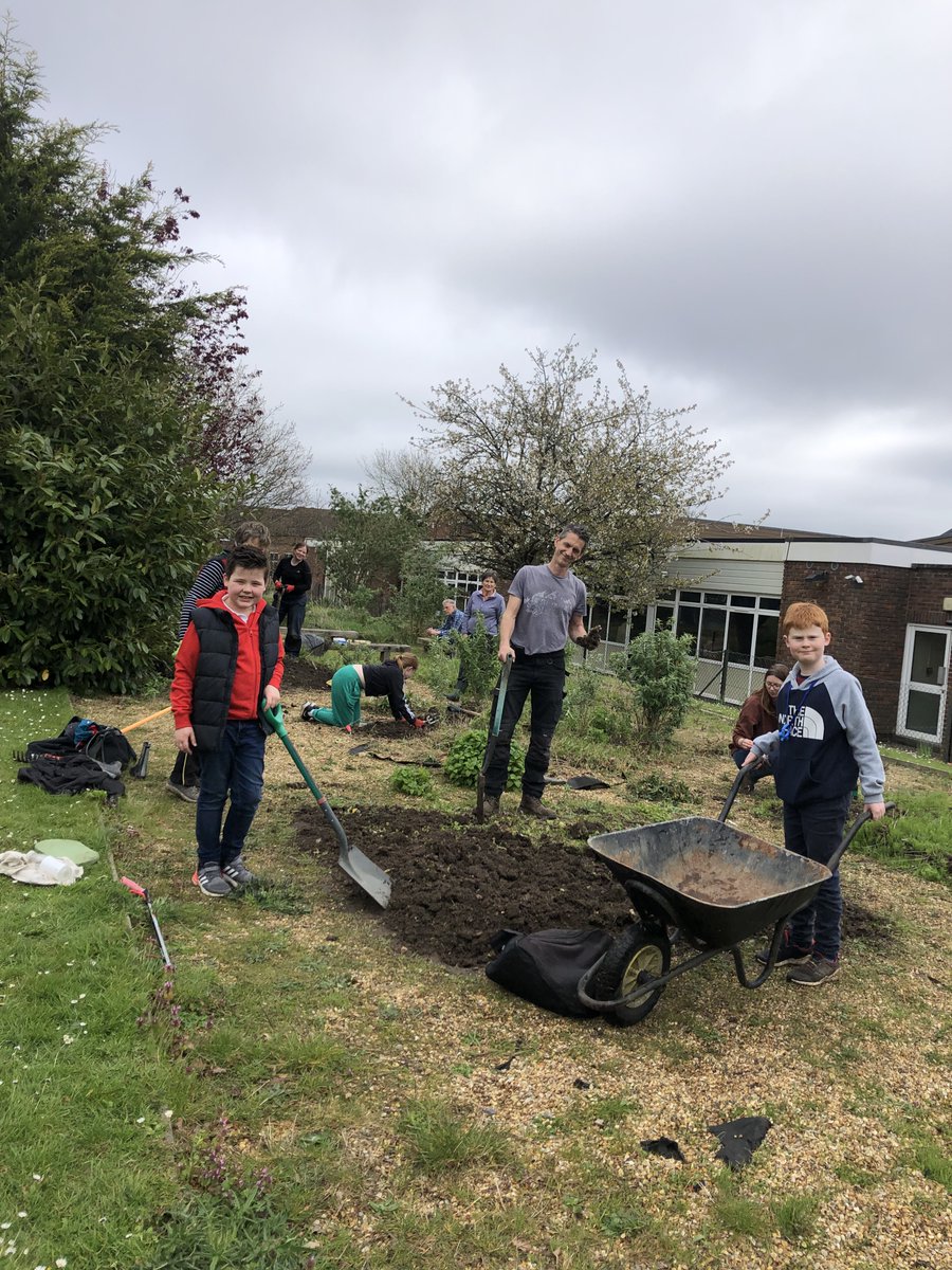 Massive thanks to Mrs Winkworth and her merry band of volunteers who gave up their time over the Easter break to make our gardening beds look so good.  The team have asked if anyone is able to acquire/donate some sleepers/proper wooden panels for the beds too.....