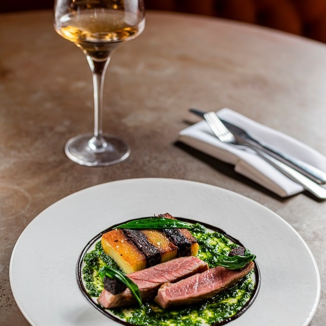 .@unrulypig offers diners elevated British cuisine with a modern twist. Expect hearty dishes crafted from locally sourced ingredients, complemented by a diverse selection of wines and craft beers in a cosy, rustic setting. tinyurl.com/4byxmstw