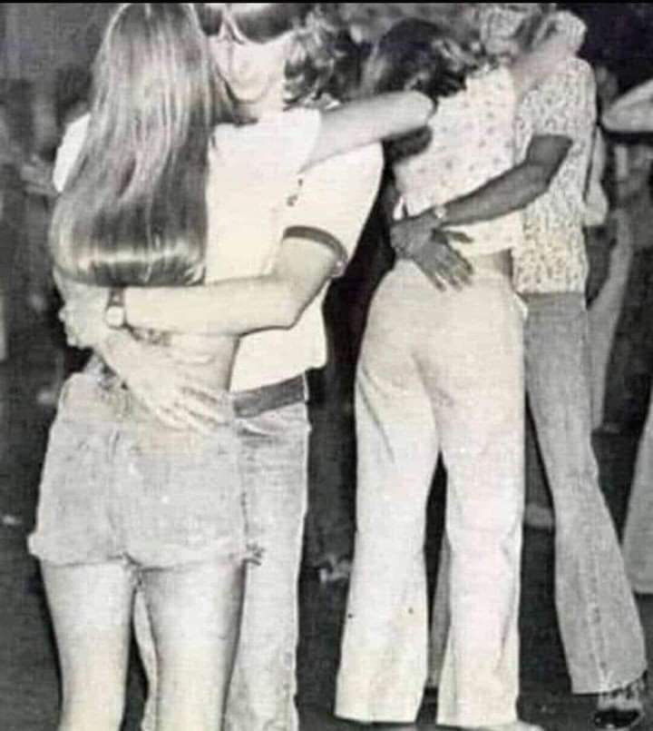 Una generación que mandaba cartas..
Que bailaba los lentos. SOMOS UNA GENERACIÓN QUE NUNCA MÁS VOLVERÁ.
Una generación que fue a la escuela y volvió a pie.
Una generación que hizo la tarea solo para salir lo antes posible a jugar en la calle.
Una generación que pasó todo su